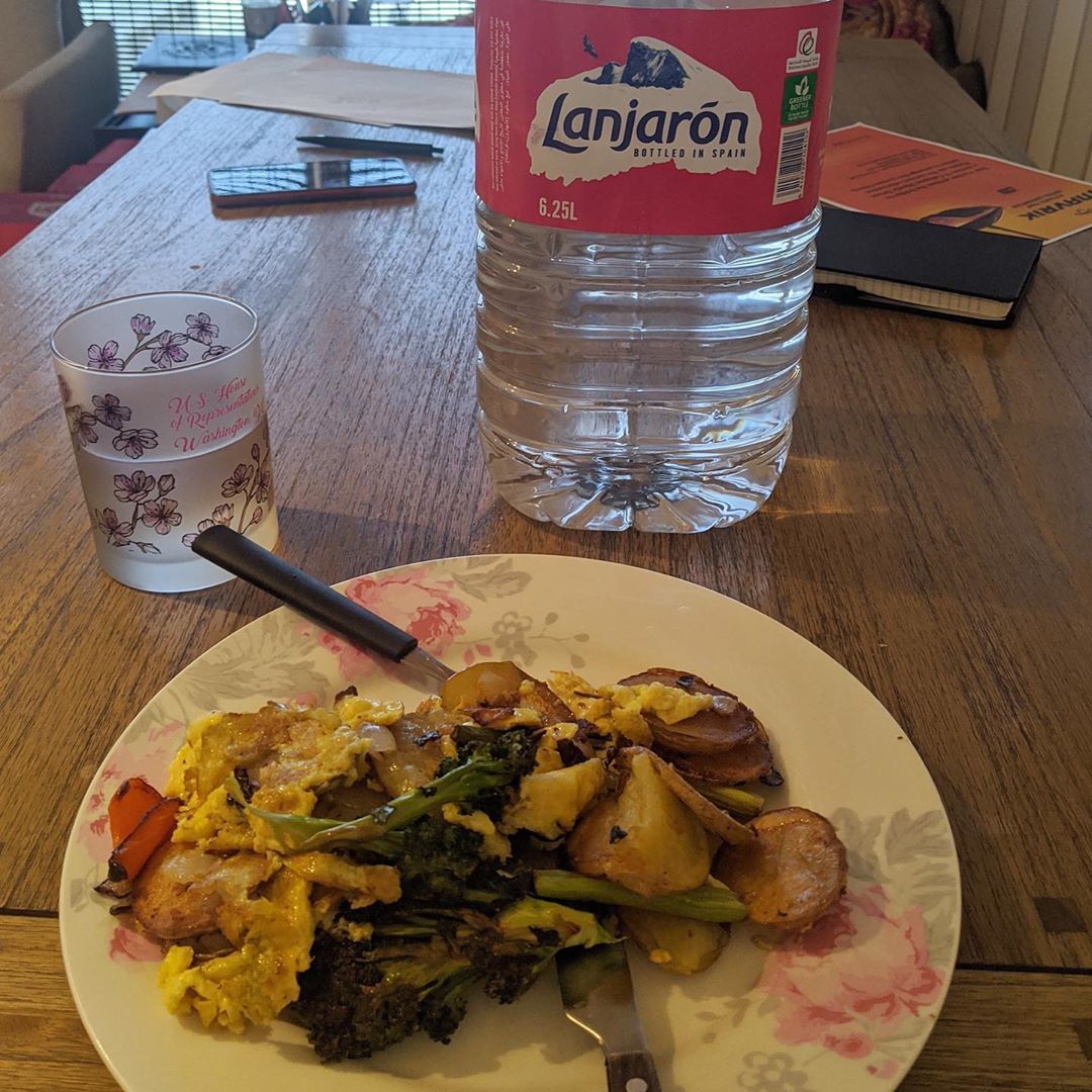 Healthy breakfast on the run 🥦  Including Lanjarón natural mineral water & local organic broccoli from @locofooduae