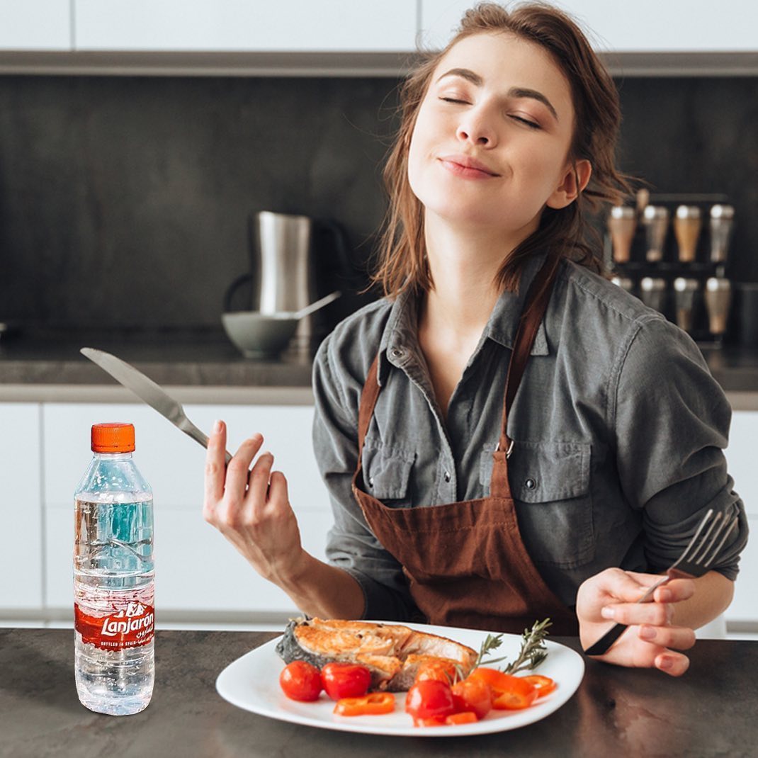 Monday Calls for a delicious breakfast with plenty of #Lanjaron Water 💧 #stayhydrated #puremineralwater #healthylifestyle