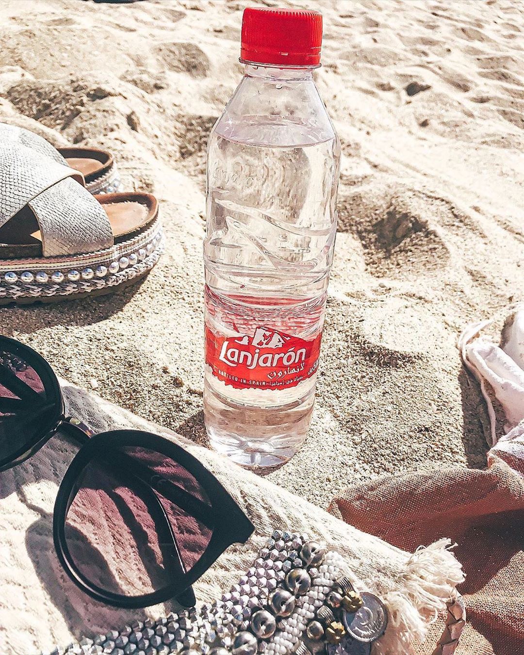 Since beaches around the UAE are starting to reopen 🏖 Grab your essential #LanjaronWater and enjoy the sun ☀️💧 . . . . #stayhydrated #puremineralwater #lanjaron #uae #summervibe