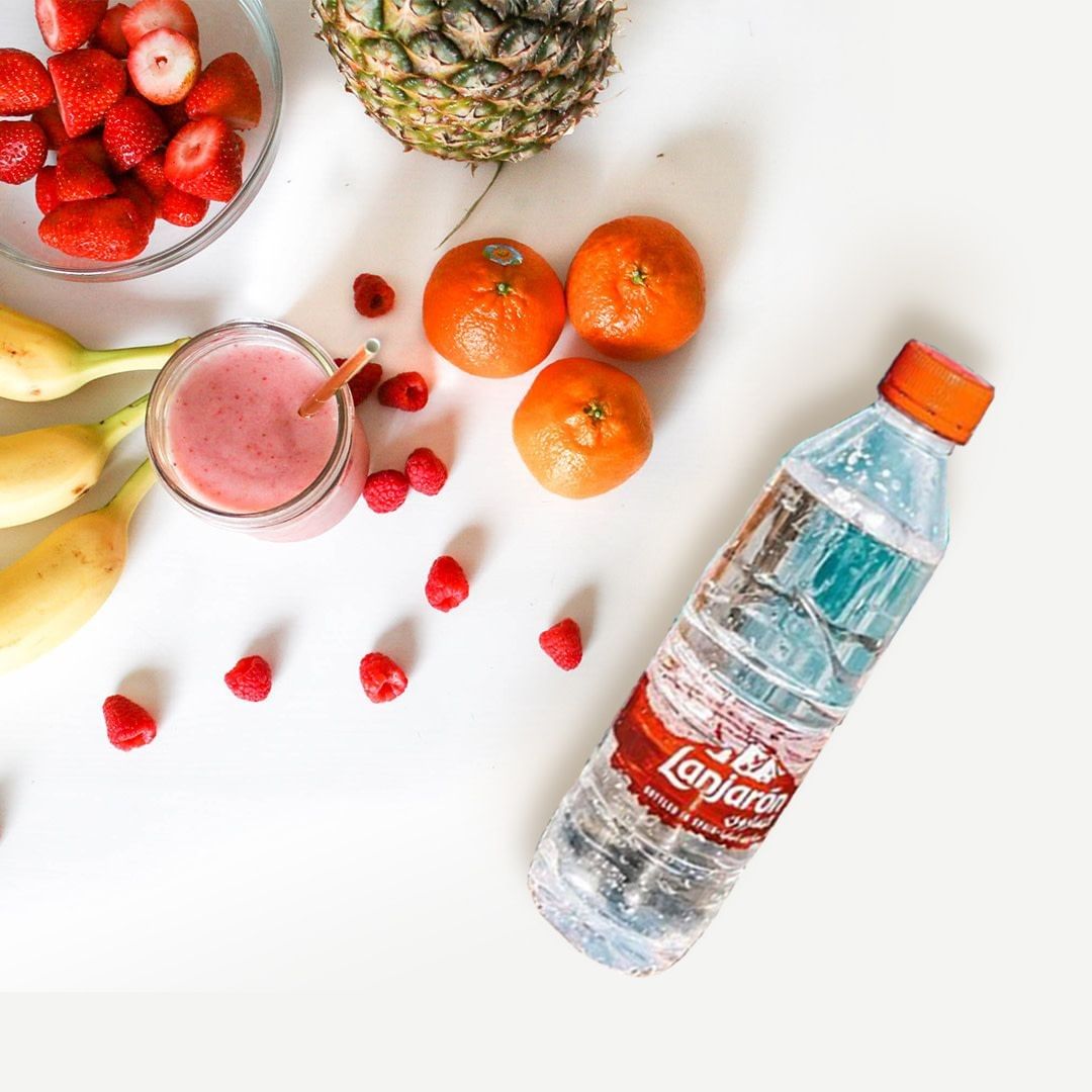 Starting the day right with a fresh bowl of fruits and a bottle of @lanjaronmena 💧⁣⠀ Order your favourite water, now available on @farmbox ⁣⠀ #feelthepurity