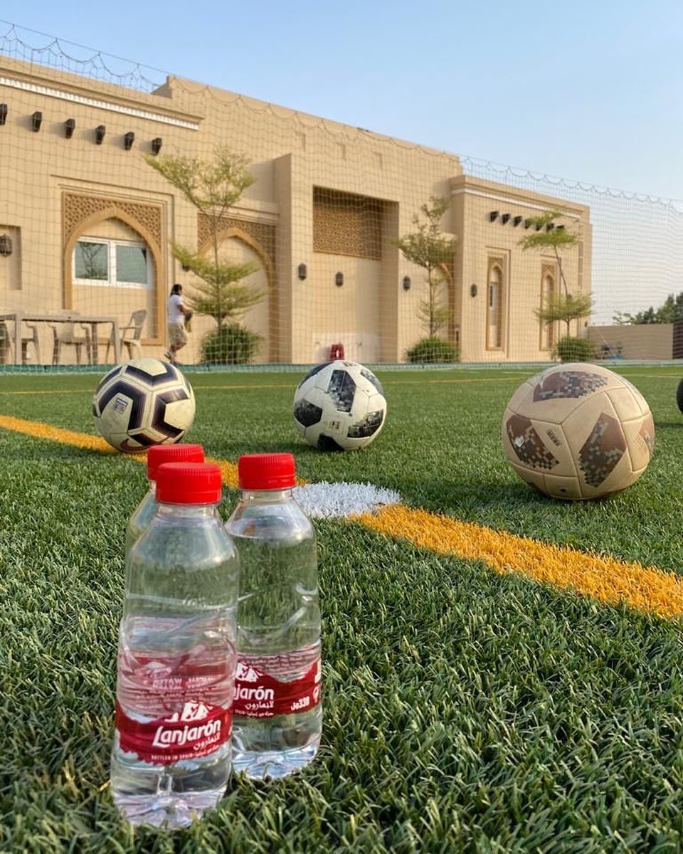 A chilled bottle of Lanjaron is all you need in between your fitness routine 💪🏻💧⠀ #feelthepurity image courtesy of footballer @waleed.alnuaimi