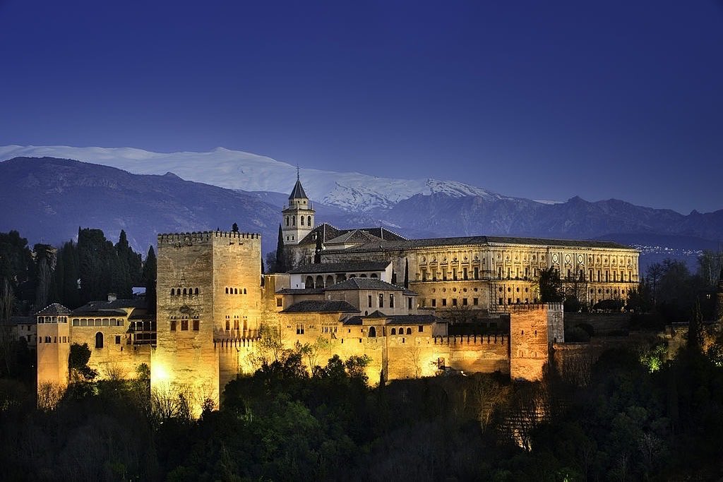Beautiful image of Alhambra Palace with snow covered Sierra Nevada mountains in the background 🏔, the origin of our pure natural mineral water #bottledinspain #knowyoursource #feelthepurity