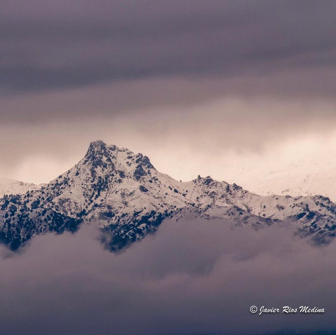#Lanjarón pure nature mineral water originally starts as snow droplets that fall little by little on the highest peaks of Sierra Nevada 🏔 #knowyoursource  Pic Credits 📸 : @javierriosphoto