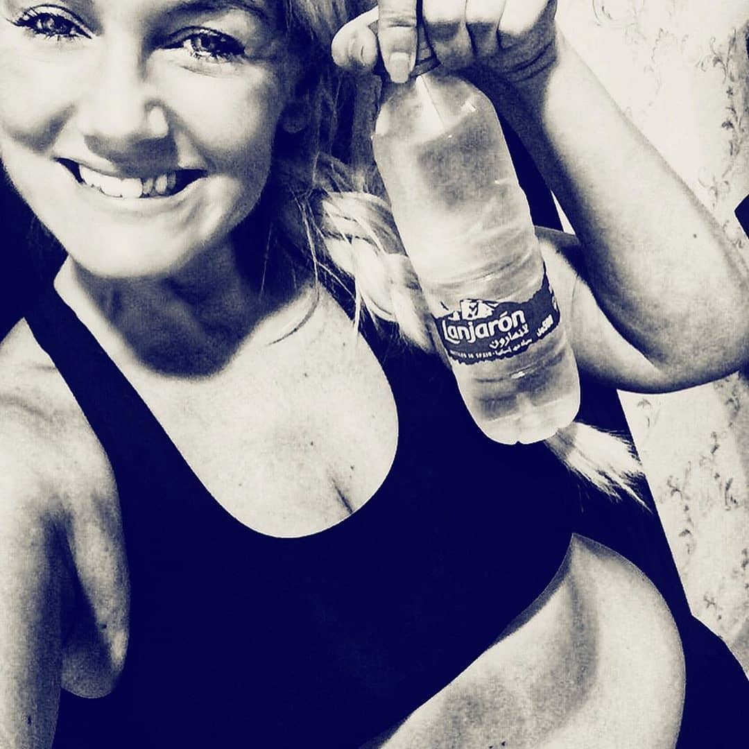 Hydrating with Lanjarón natural mineral water during workout is great! Repost from @lauranaylorofficial.