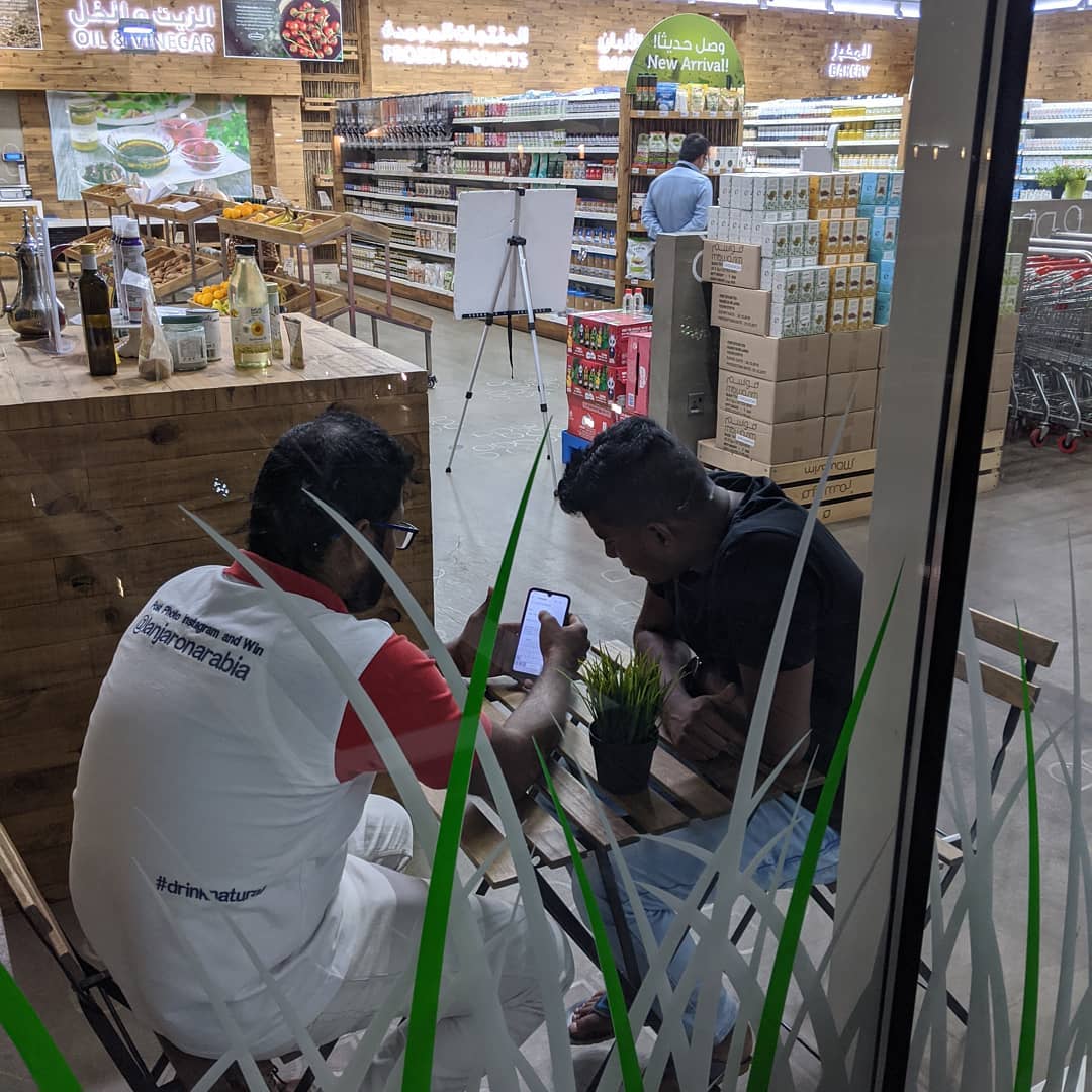 #Teamwork Lanjarón director of operations teaching new staff about Lanjarón employee merchandising procedures @mawasimorganic #feelthepurity / Free chilled home delivery www.lanjaronarabia.com 18h