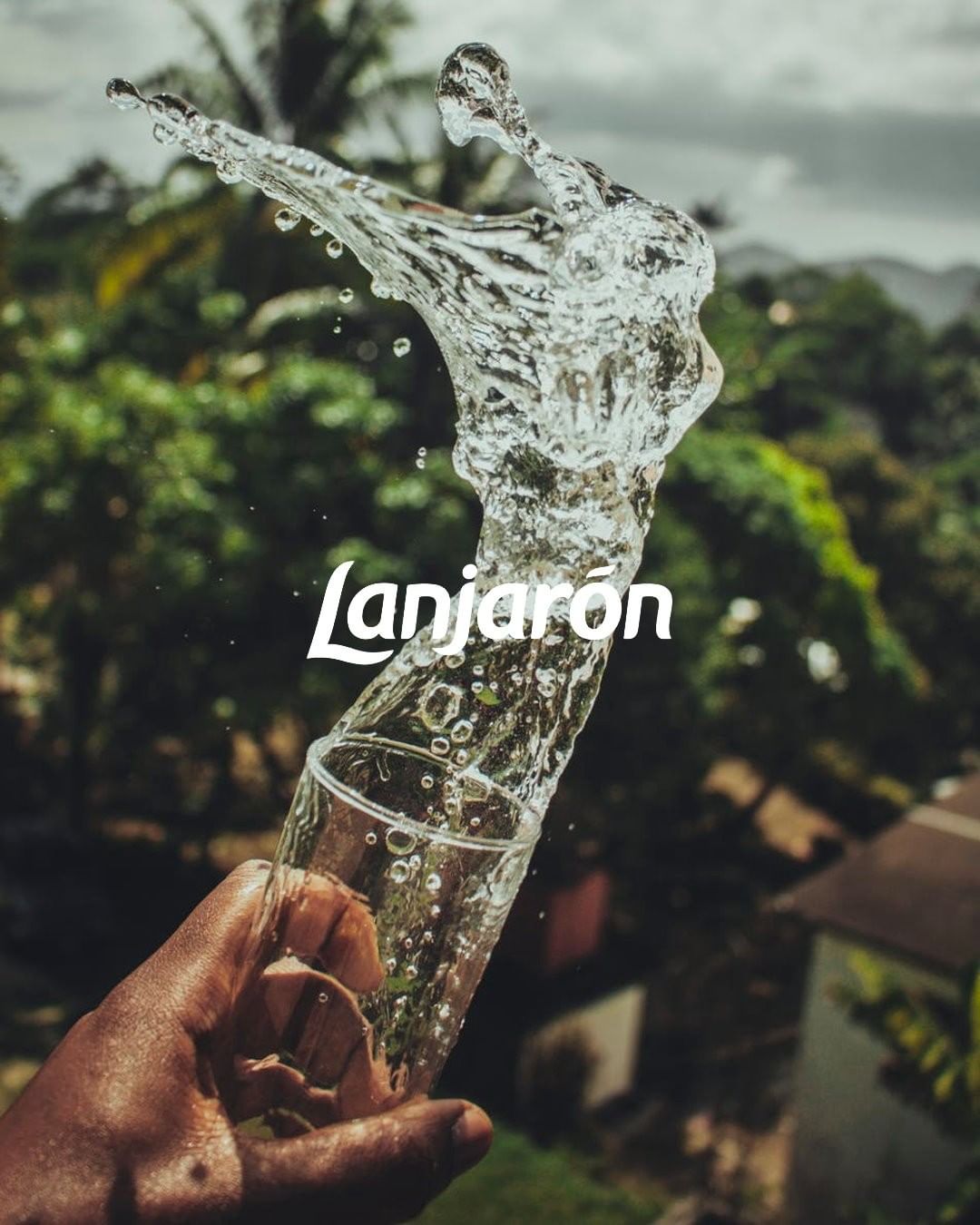 One of the many benefit of Lanjaron, pure natural mineral water is beautiful skin.  Mineral water, with its rich mineral content, also contributes significantly to maintaining skin wellness. It moisturizes the skin and delays